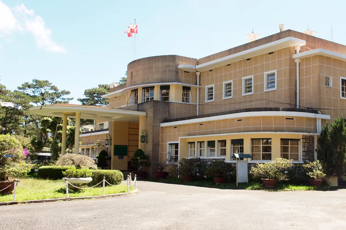 Dinh Bảo Đại (Dinh III) ở Đà Lạt với kiến trúc Art Deco màu vàng nhạt giữa rừng thông