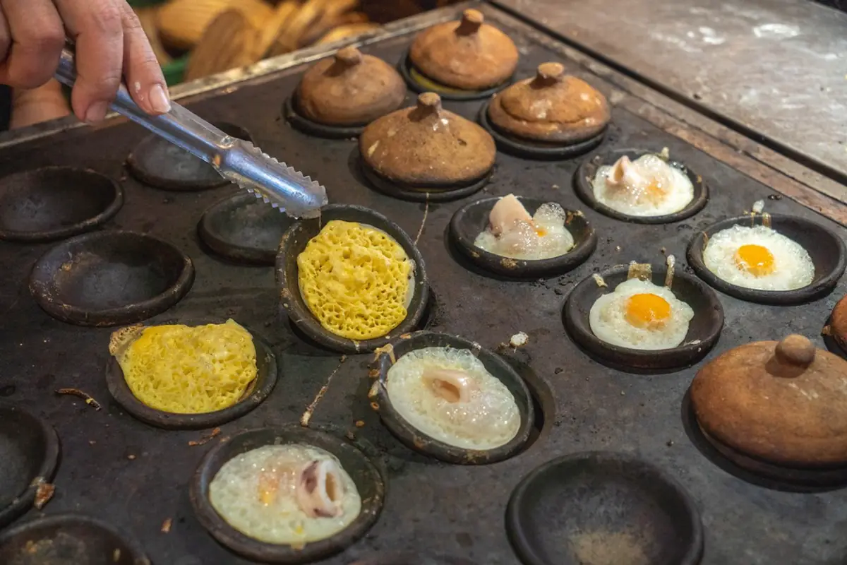 Bánh căn trên khuôn đất nung tại Bình Minh Ơi