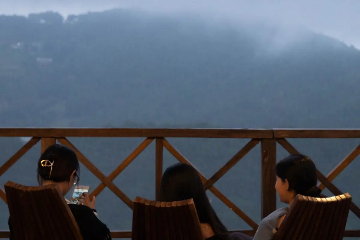 옅은 구름이 걸린 언덕을 바라보는 테라스 자리 (카페 제공 사진)