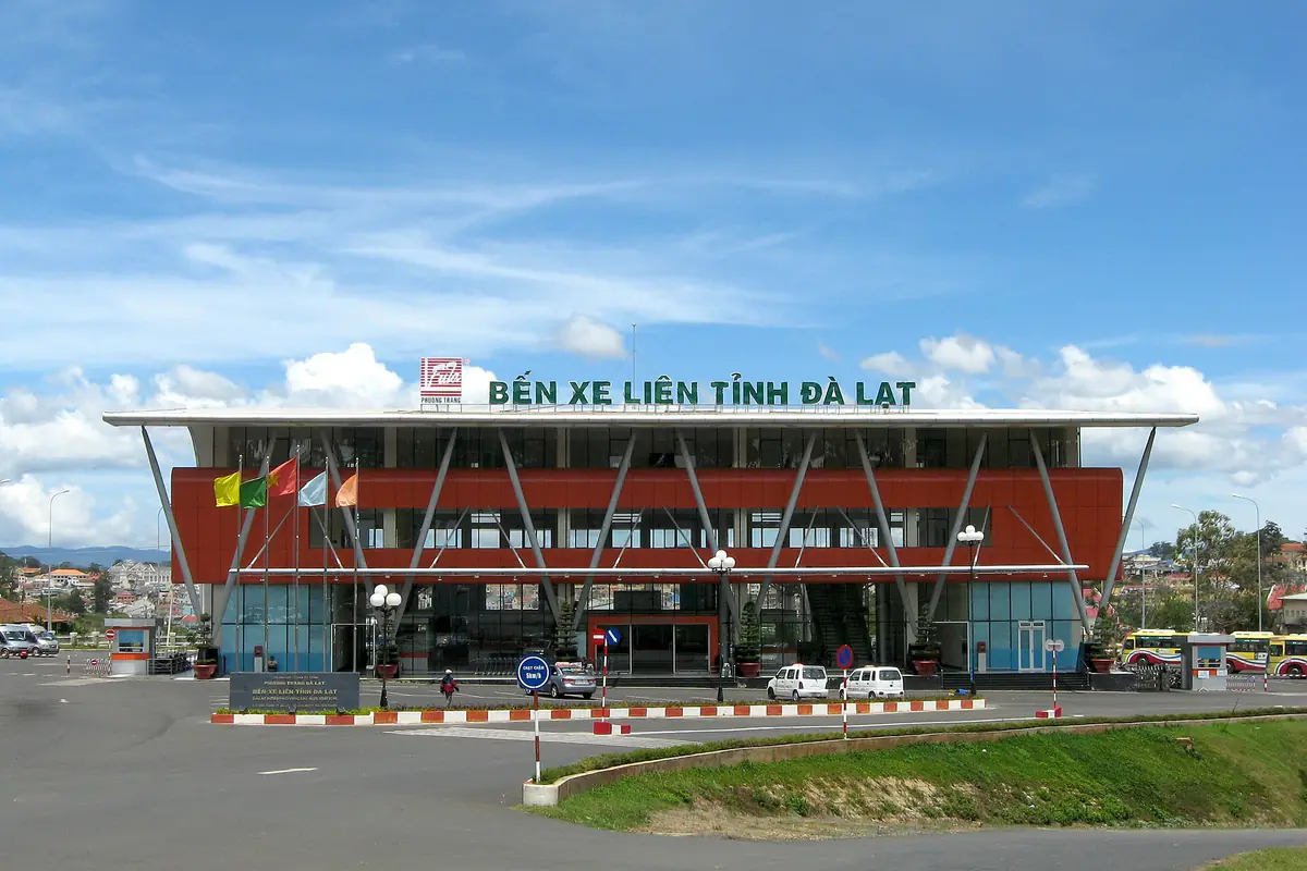 Mặt tiền Bến xe liên tỉnh Đà Lạt với bảng tên lớn và bãi đỗ xe phía trước, nơi đón trả khách đi TP.HCM và các tỉnh