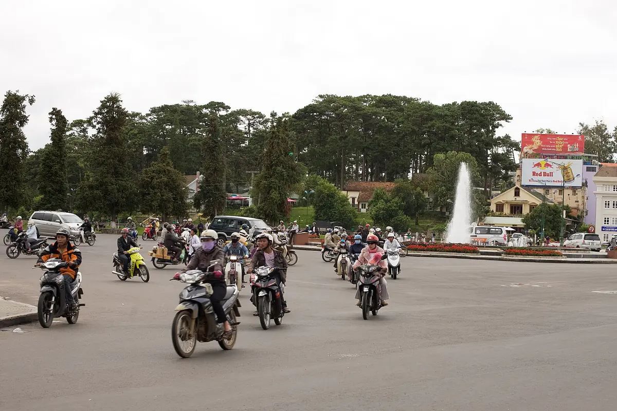 Dòng xe máy chạy qua vòng xoay gần hồ Xuân Hương, khu cầu Ông Đạo ở trung tâm Đà Lạt