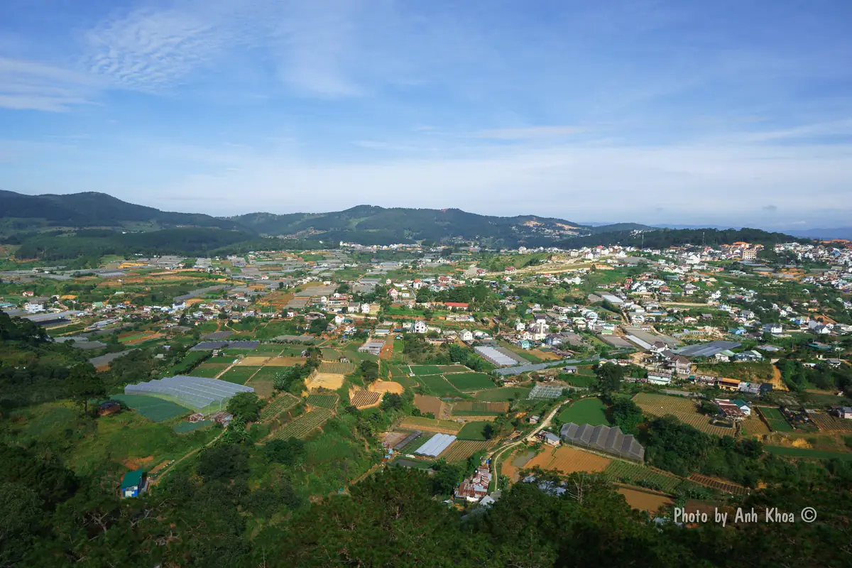 Thung lũng rau hoa, nhà kính và nhà dân ven Đà Lạt nhìn từ trên cáp treo, xa xa là dãy núi