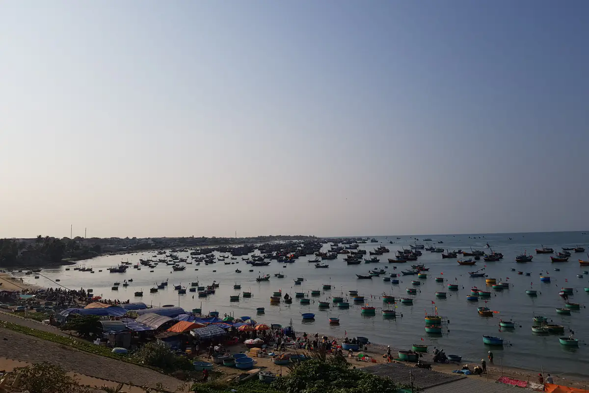 Thuyền đánh cá tập trung trên vịnh ở làng chài Mũi Né