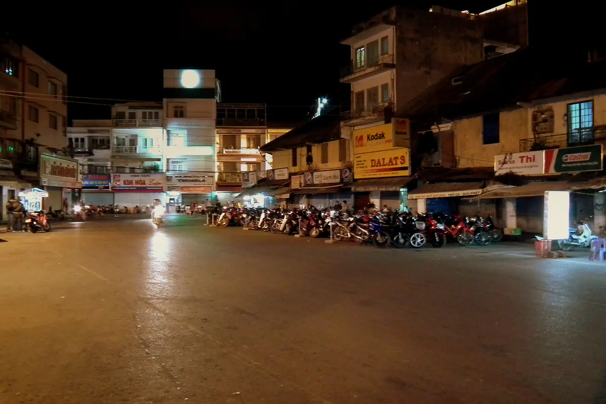 Một con phố trung tâm Đà Lạt về khuya, cửa hàng đã đóng, xe máy đỗ thành hàng trước dãy nhà cũ, tháng 1/2012