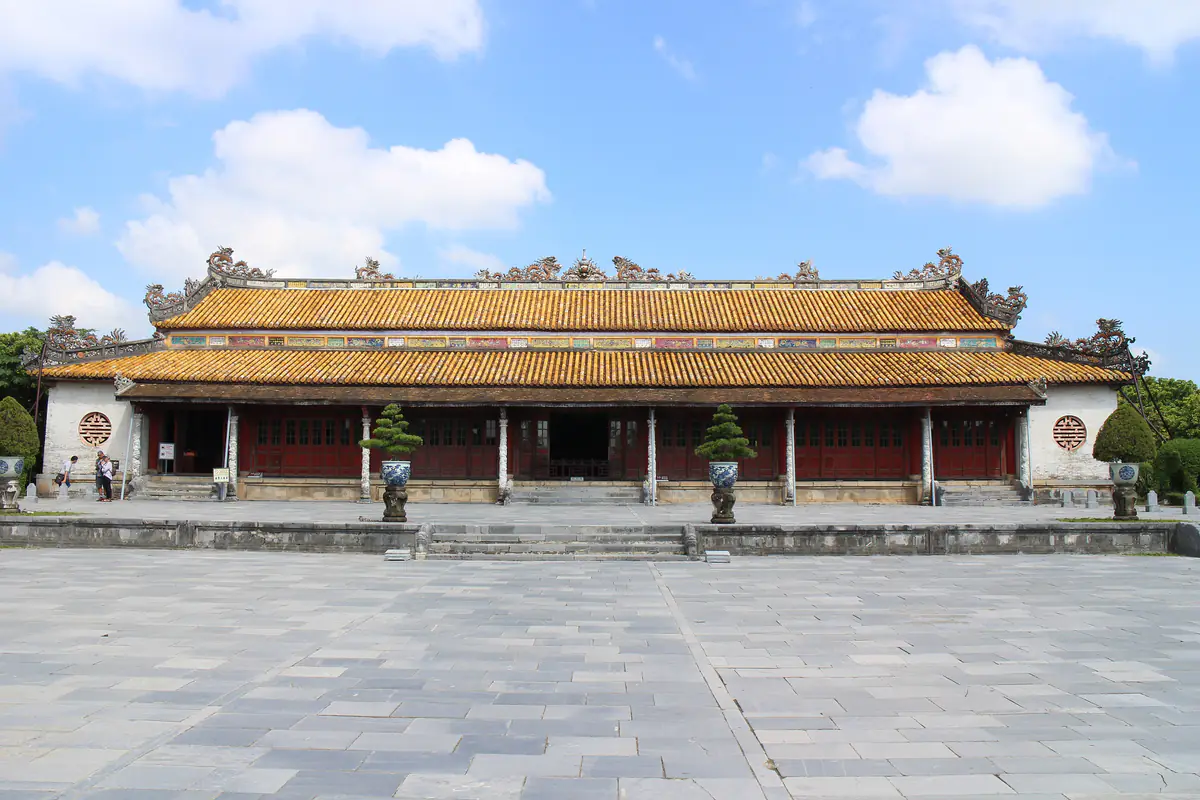 Điện Thái Hòa mái ngói vàng, cột sơn đỏ, nhìn từ sân lát đá rộng phía trước, trời xanh có mây, tháng 9/2019