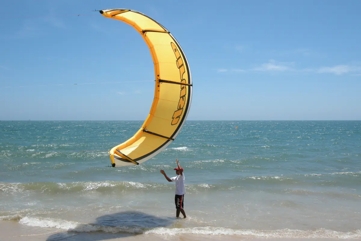 2008년 2월, 무이네 해변 물가에서 카이트를 띄우는 모습. 사진: Vyacheslav Argenberg / CC BY 4.0