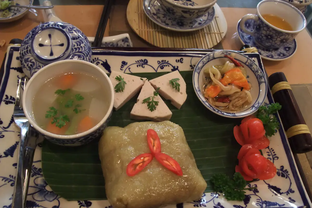 Bánh chưng, giò lụa, canh và đồ chua được bày cùng nhau trên khay ăn.