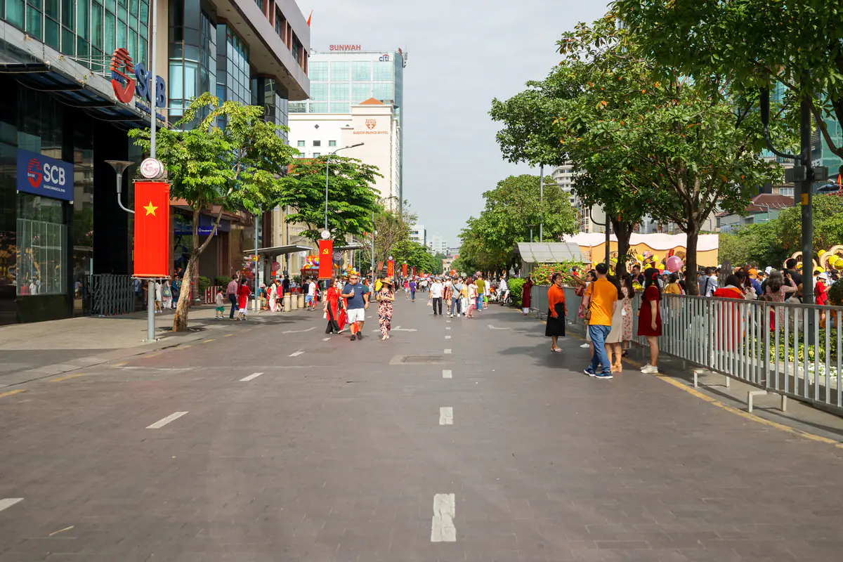 Người đi bộ và khu trang trí hoa trên đường Nguyễn Huệ dịp Tết