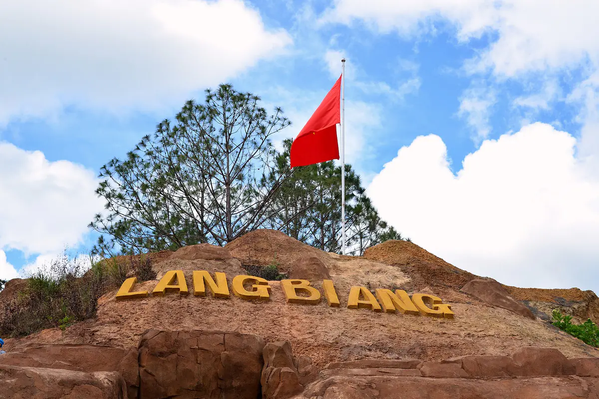 Mô hình đỉnh Langbiang bằng đất sét đỏ có chữ LANG BIANG và lá cờ đỏ trên đỉnh, trong Đường hầm điêu khắc Đà Lạt