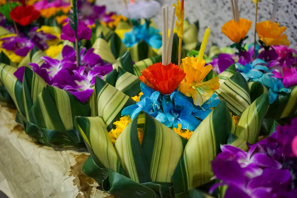 Những chiếc krathong gấp từ lá, cắm hoa lan, hoa vạn thọ, nến và nhang bày bán ở Bangkok dịp Loy Krathong, tháng 11/2017