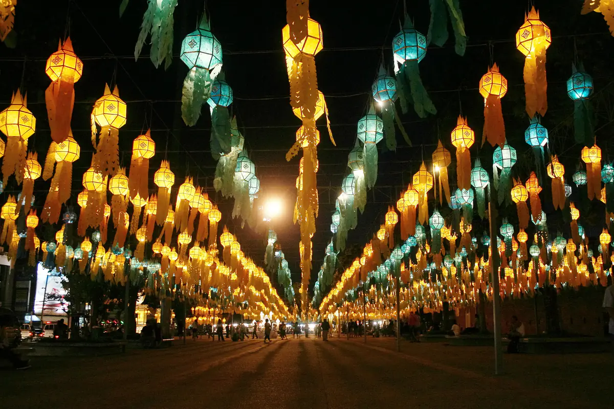 Hàng đèn lồng treo kiểu Lanna màu vàng và xanh ngọc giăng kín quảng trường cổng Tha Phae, Chiang Mai, buổi tối tháng 11/2008
