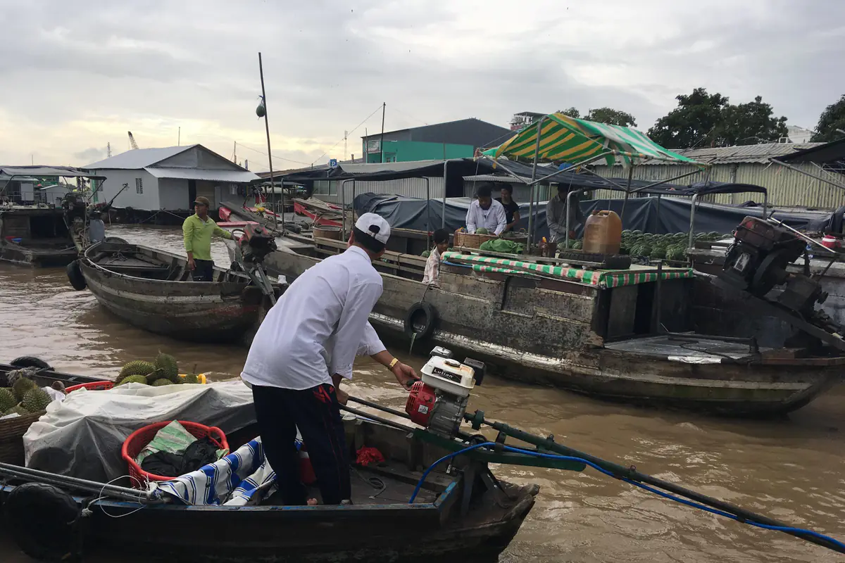 Ghe xuồng chở sầu riêng, dưa hấu cập mạn nhau ở chợ nổi Cái Răng, Cần Thơ, tháng 7/2018