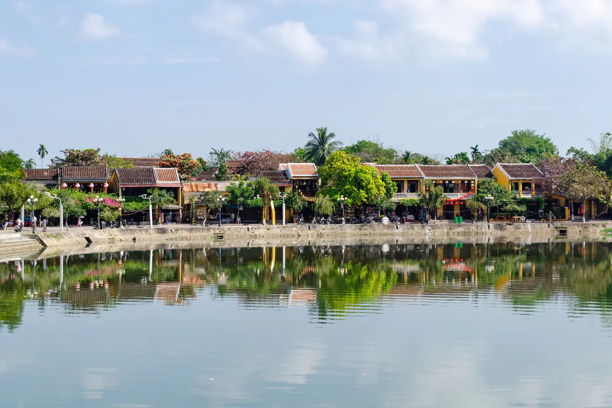 Dãy nhà mái ngói tường vàng của phố cổ Hội An bên sông Thu Bồn, nhìn từ cầu Hồng Lãnh, tháng 1/2020