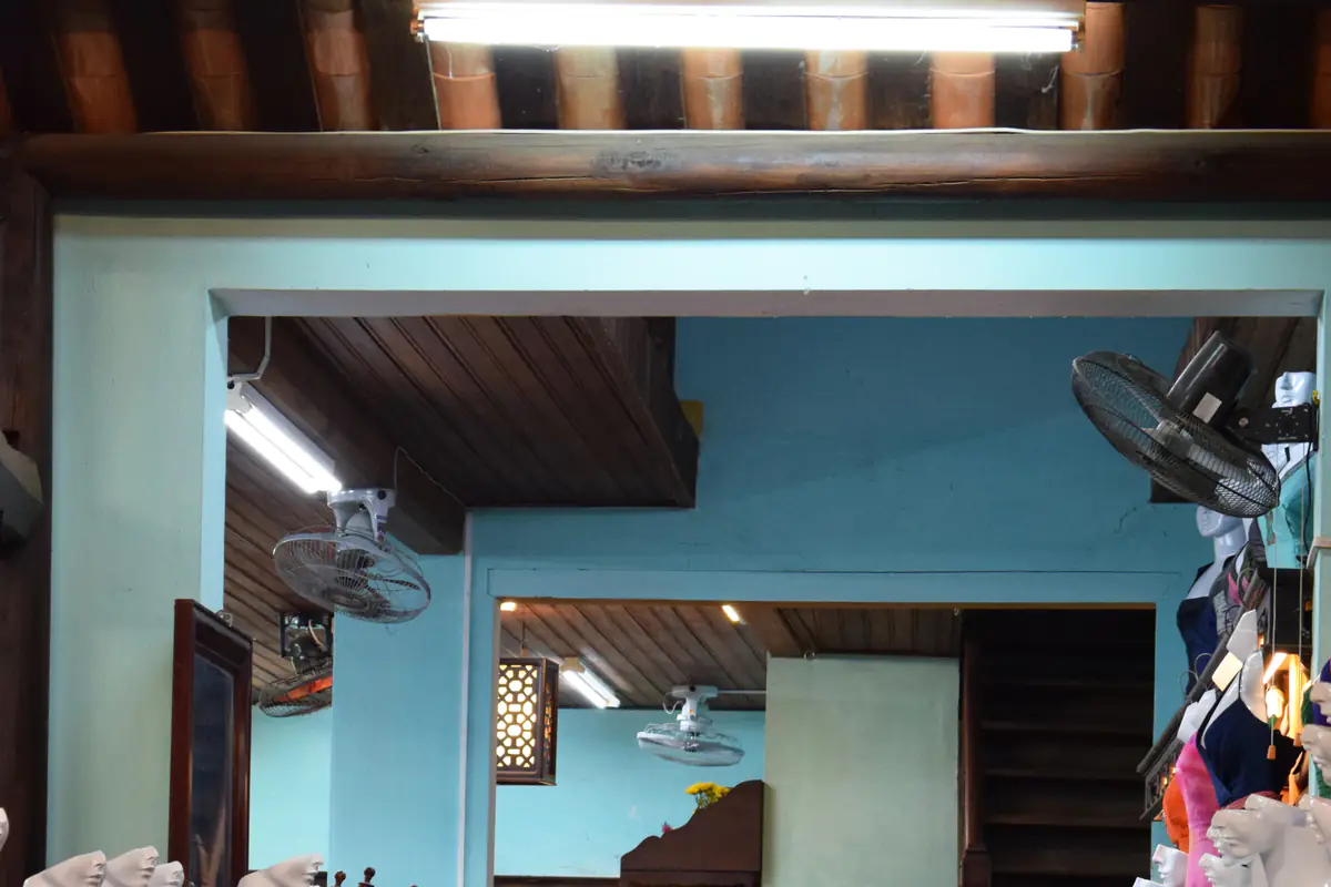 Ma-nơ-canh mặc váy và vest trong một tiệm may ở Hội An