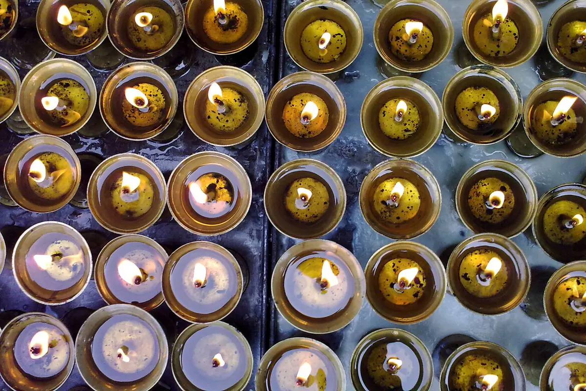 Hàng trăm ngọn đèn bơ cúng dường thắp sáng trong đền gần Bodh Gaya, ảnh minh họa nghi thức dâng đèn bơ ở Samten Hills Đà Lạt