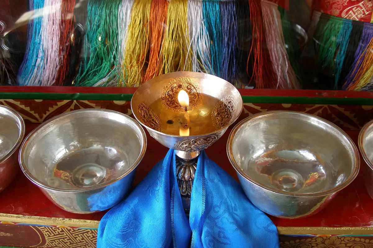 Khăn khata xanh, đèn bơ và bát nước cúng trong tu viện Thiksey ở Ladakh, ảnh minh họa nghi thức dâng khăn khata ở Samten Hills Đà Lạt