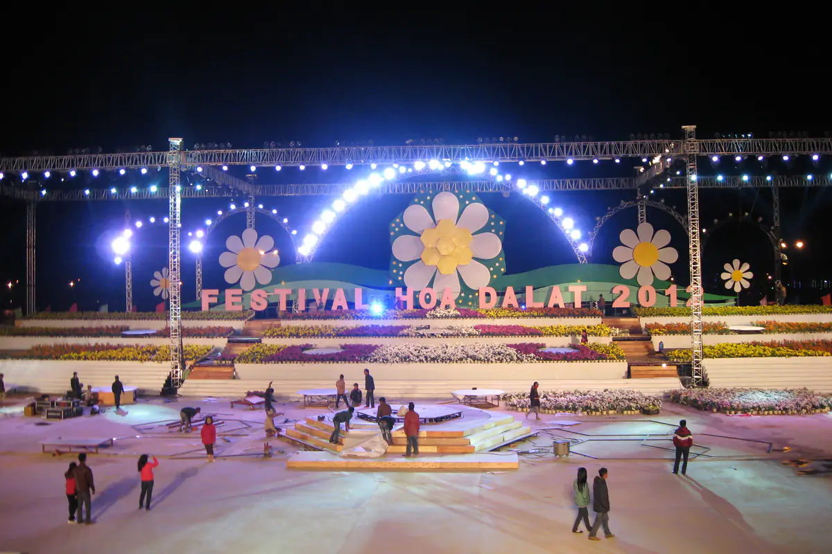 Sân khấu Festival Hoa Đà Lạt 2012 với thảm hoa và đèn trang trí tại quảng trường Lâm Viên buổi tối ngày 29/12/2011