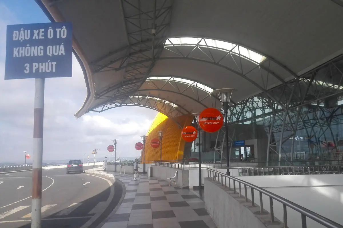 Làn xe trước nhà ga sân bay Liên Khương, biển báo đậu xe ô tô không quá 3 phút và mái vòm vàng của nhà ga