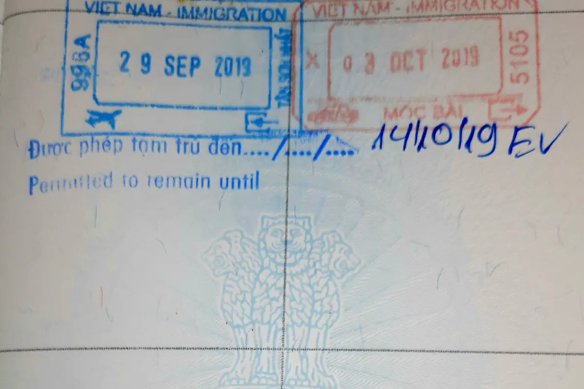 Trang thị thực hộ chiếu với dấu nhập cảnh Việt Nam màu xanh có biểu tượng máy bay đóng tại sân bay Tân Sơn Nhất ngày 29/9/2019, dấu xuất cảnh màu đỏ tại cửa khẩu Mộc Bài ngày 3/10/2019 và hạn tạm trú ghi tay 14/10/19 EV theo e-visa, năm 2019
