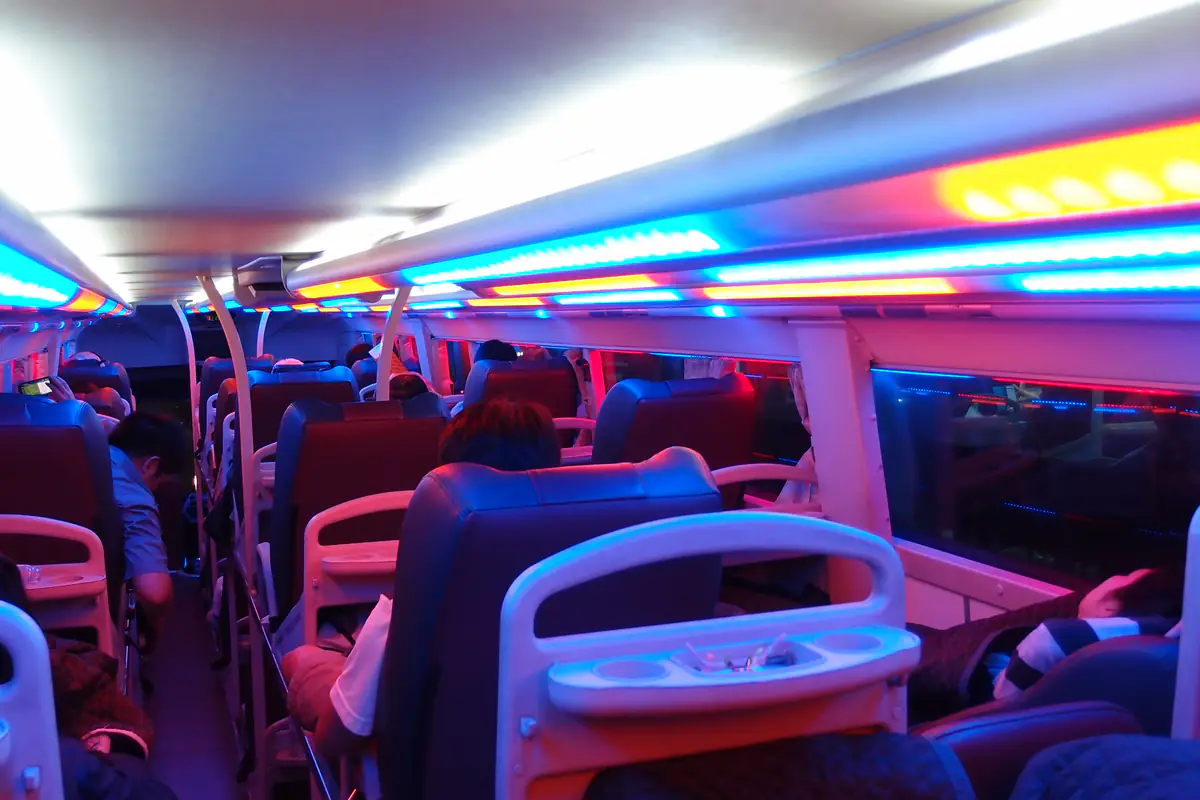 Bên trong xe khách giường nằm 2 tầng tuyến TP.HCM – Đà Lạt, giường xếp 3 dãy, đèn trang trí bật lúc xe vừa xuất bến
