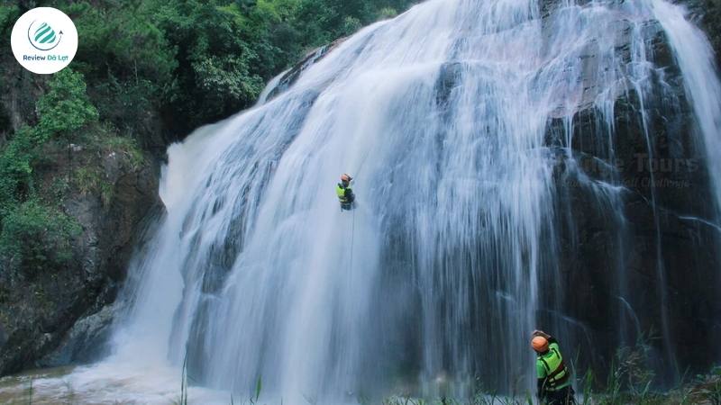Trải nghiệm trò leo dây vượt thác (Canyoning)
