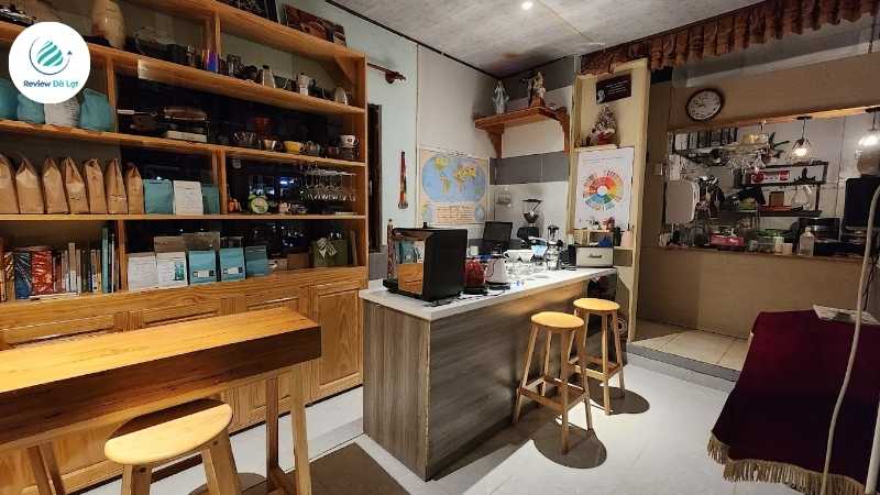 Không gian với sân vườn rộng rãi của Specialty Coffee Đà Lạt