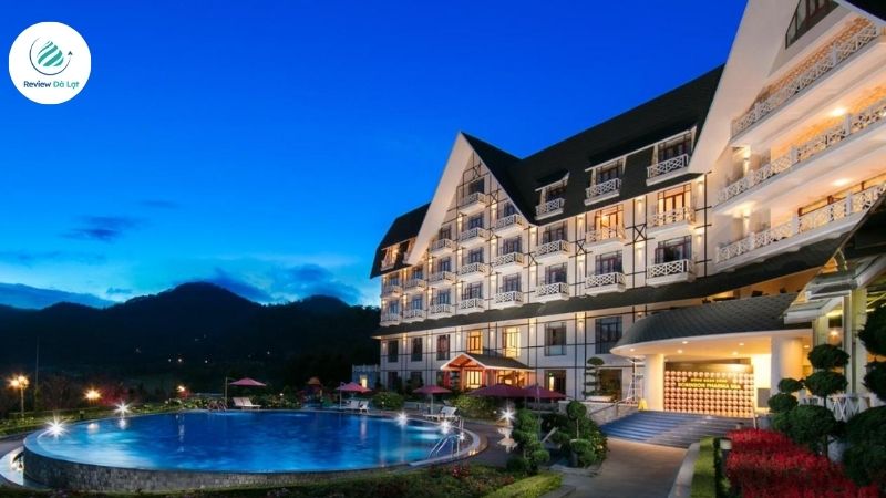 Hồ bơi cực xịn tại Khách sạn Swiss-Belresort Tuyền Lâm