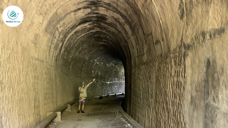 Hầm Hỏa Xa Đà Lạt được xây dựng từ đá vôi tự nhiên, trần vòm cổ điển