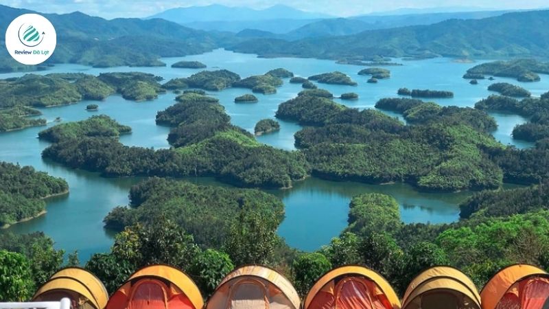 Hình ảnh Tà Nung uốn lượn qua đồi núi và rừng thông xanh mát