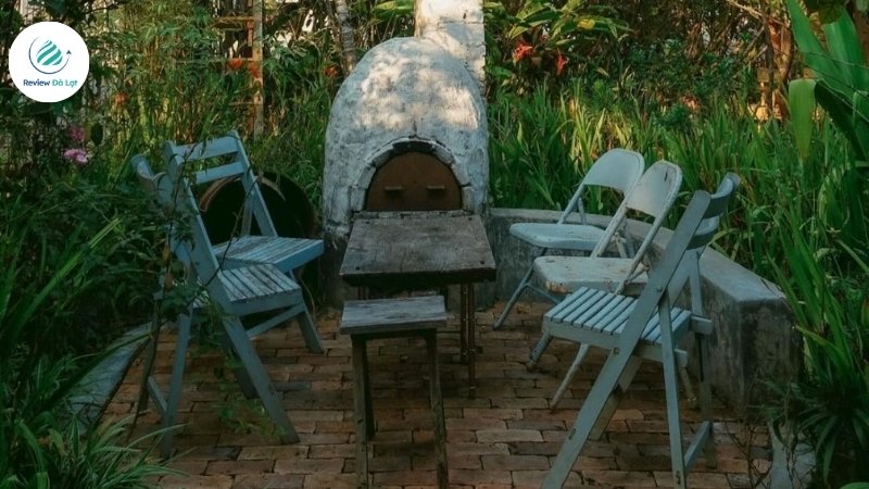 Khung cảnh xanh mướt và hoài cổ tại Nhà của Tre Đà Lạt