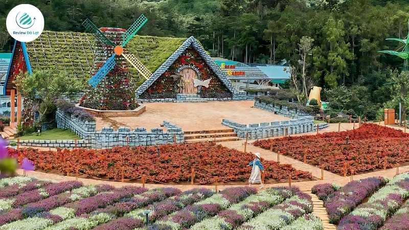 Trăm hoa đua nở tại Làng Hoa Vạn Thành