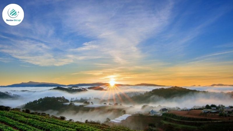 Mùa thu Đà Lạt mang đến một nét quyến rũ rất riêng với bầu trời trong xanh