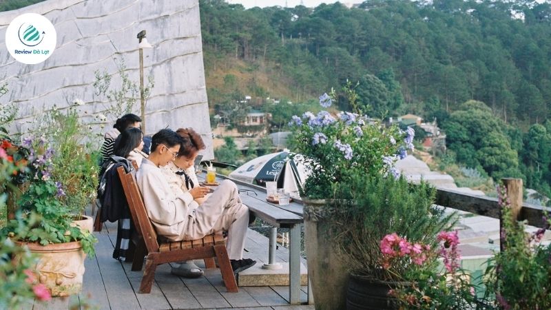 Những góc sống ảo đẹp ngất ngây tại Tiệm Cà Phê Cheo Veooo