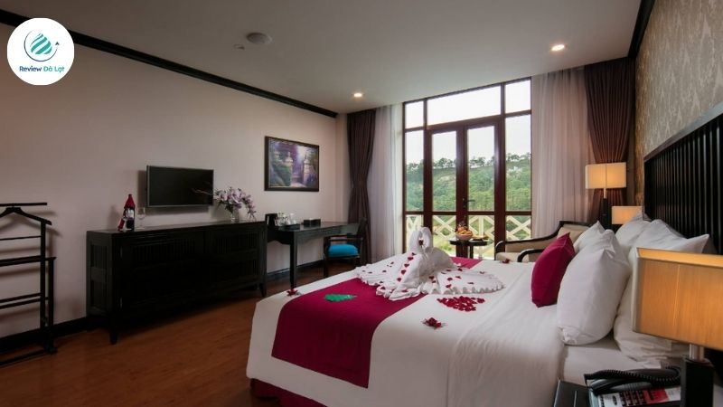 Nội thất bên trong phòng Deluxe tại Swiss-Belresort Tuyền Lâm