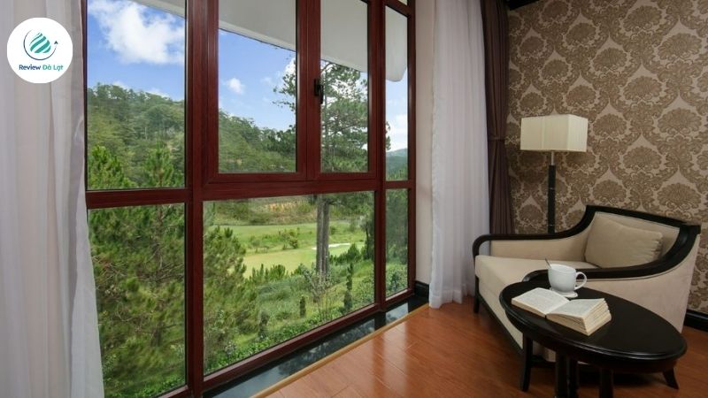 View ngắm thiên nhiên từ cửa sổ phòng Studio