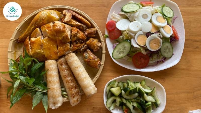 Một địa chỉ ẩm thực không thể bỏ qua khi đến Đà Lạt: Cơm lam gà nướng Tây Nguyên