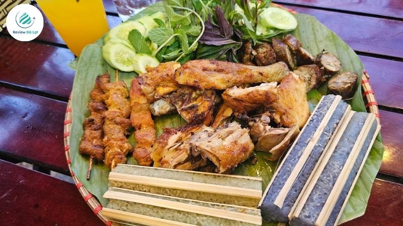 Muốn thưởng thức cơm lam gà nướng chuẩn Tây Bắc? Đến ngay 85 Tô Hiến Thành!