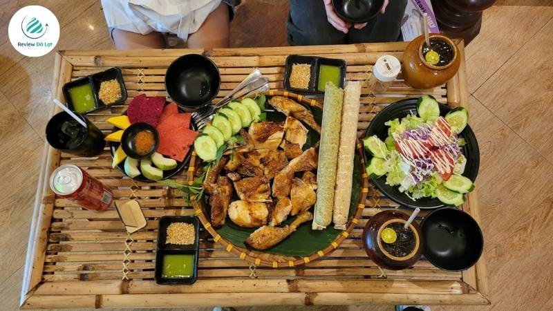 Đà Lạt chưa trọn vẹn nếu bạn chưa thử gà nướng cơm lam tại Lửa Hồng