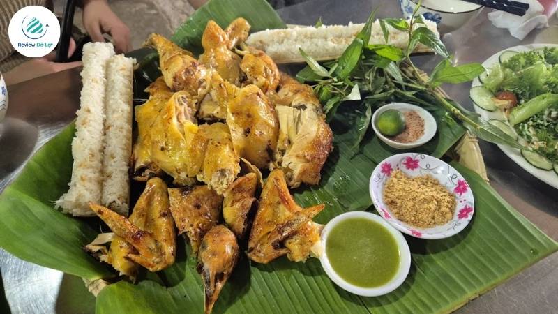 Gà nướng giòn thơm, cơm lam dẻo ngon – tất cả tạo nên trải nghiệm tuyệt vời tại quán Cô Sinh