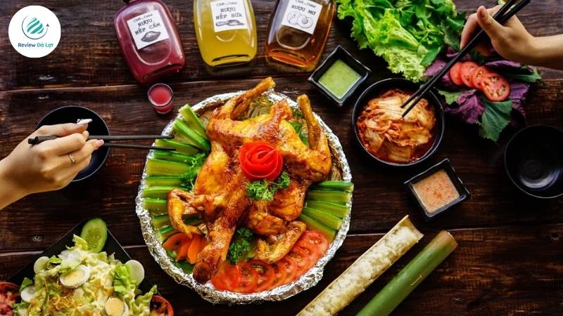 Gà nướng da giòn, cơm lam dẻo thơm và hoàng hôn lãng mạn