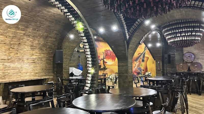 Không gian cổ kính, mang đến cảm giác chỉn chu của hầm rượu Vĩnh Tiến
