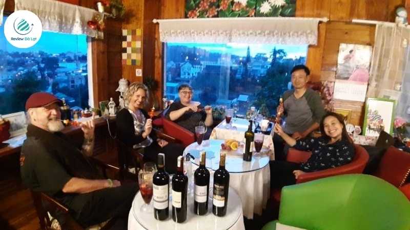 Một số loại rượu có mặt tại cửa hàng Soju và Rượu vang Đà Lạt trên đường 3/4