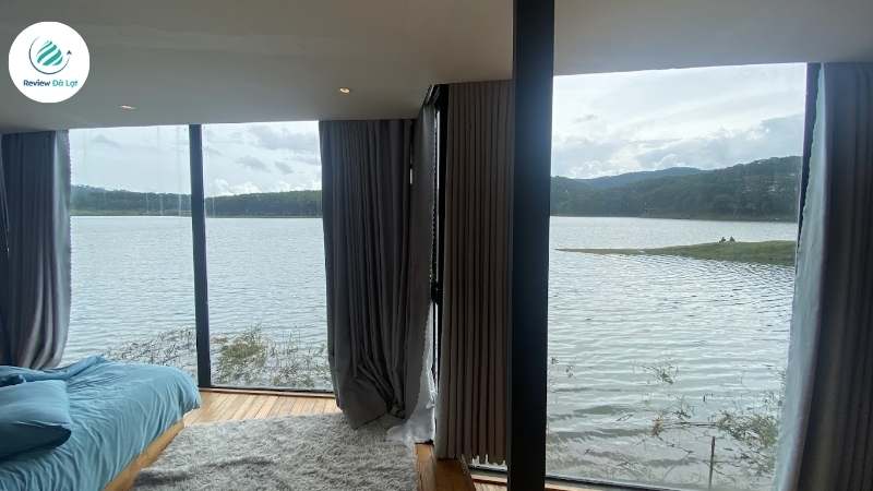 Phòng ngủ bên hồ Tuyền Lâm của homestay The Seen House