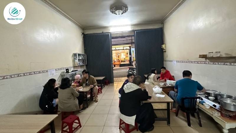 Chắc chắn bạn sẽ yêu ngay không gian gần gũi, dễ chịu tại Chè Hé Đà Lạt!