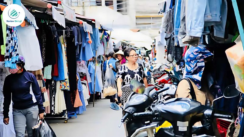 Gian hàng ngăn nắp, không gian thông thoáng, dễ tìm đồ