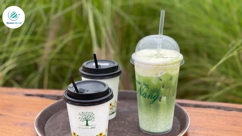 Thưởng thức cà phê nguyên chất và bánh ngọt thủ công