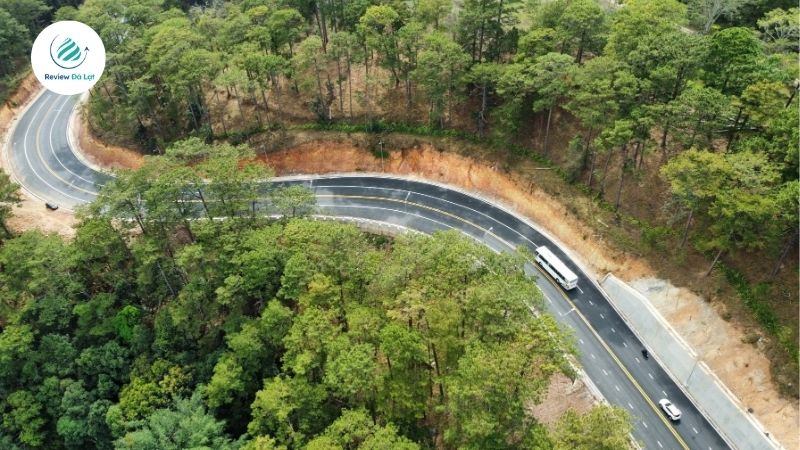 Đèo Prenn nằm trên tuyến quốc lộ 20, là cửa ngõ chính dẫn vào trung tâm thành phố Đà Lạt