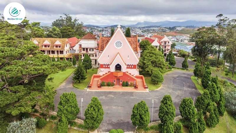 Dạo bước giữa sắc hoa và kiến trúc Đông – Tây tại Domaine De Marie