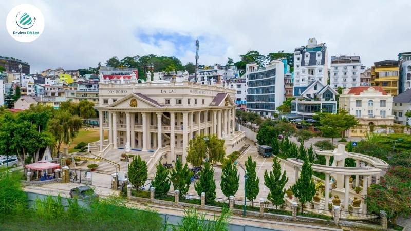 Nhà thờ Don Bosco gây ấn tượng bởi nét cổ kính như bước ra từ châu Âu giữa phố núi