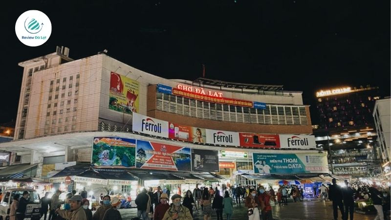 Giá phòng ở trung tâm thường cao hơn vào cuối tuần và dịp lễ, bạn nên đặt trước để tránh hết chỗ